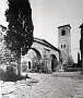 Arcqua' Petrarca. Chiesa della SS. Trinita' con gli archi della Loggia dei Vicari. (Luciana Rampazzo)